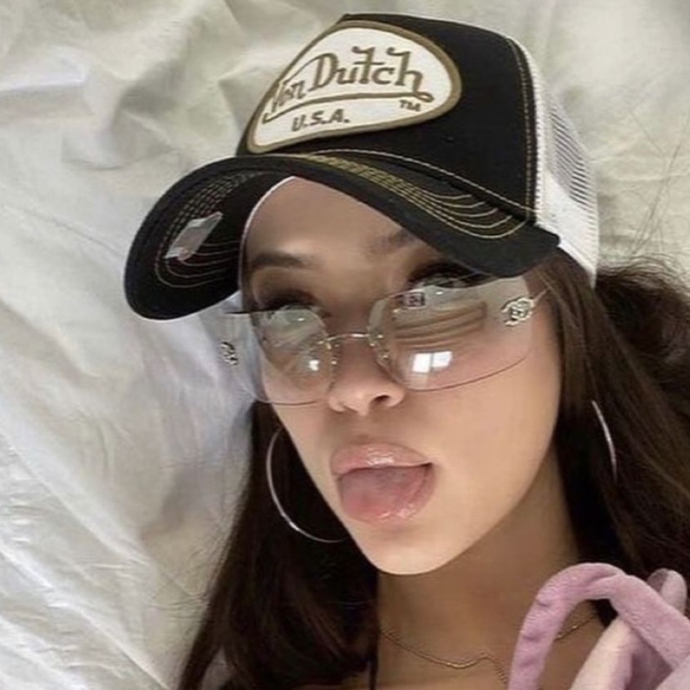 🤍 𝑪𝑯𝑨𝑵𝑬𝑳 Vintage Sunglasses. Crystal cc’s. - Picture 6 of 10